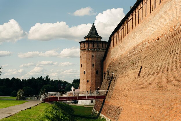 Коломна, Россия, ноябрь 2021 г. Остатки кирпичной крепостной стены в Коломне