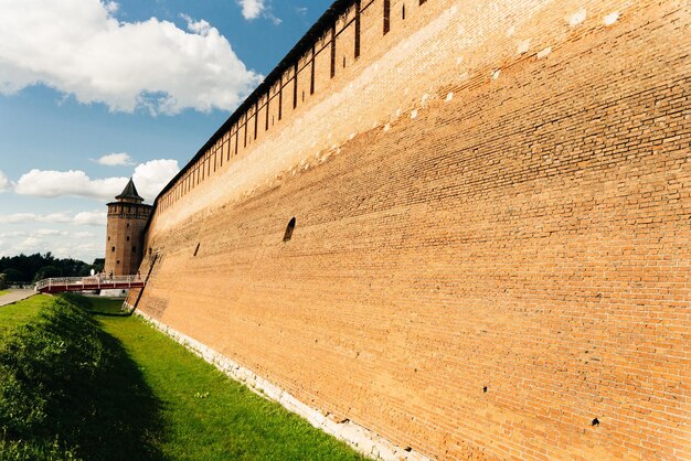 Photo kolomna russia nov 2021 the remains of a brick fortress wall in kolomna