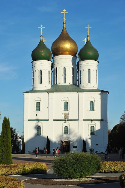 Фото Коломна, россия - 9 октября 2021 г.: вид на купола древних церквей в коломне