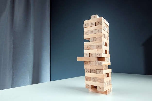 Kolomspel Jenga. Het concept van een hypotheek, investeringsrisico's, economische crisis, economische instabiliteitsachtergrond