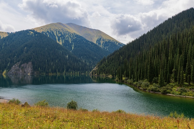 コルサイ湖-カザフスタンの山の湖