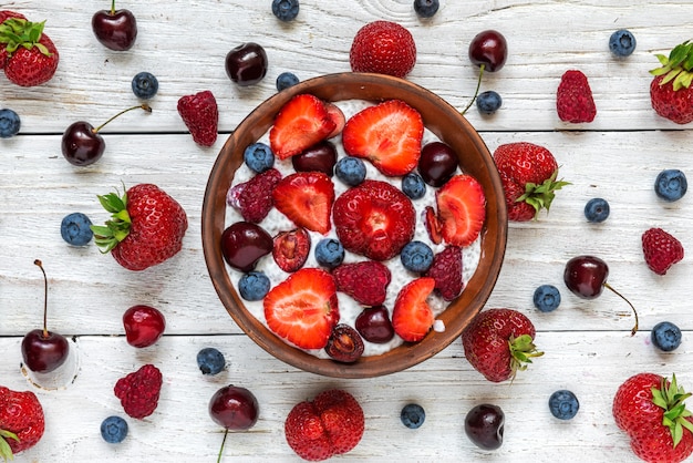 Kom bessenyoghurt of chia pudding met verse frambozen, aardbeien, kersen en bosbessen. gezond ontbijt