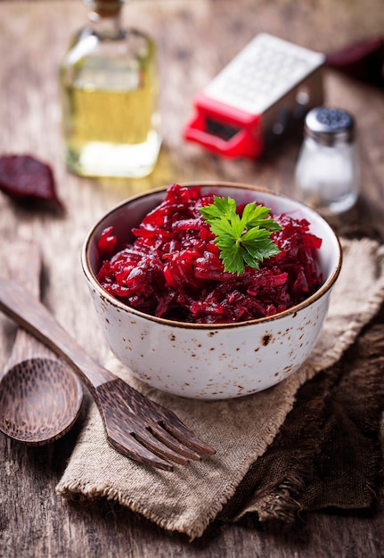 Kom bietensalade op houten achtergrond