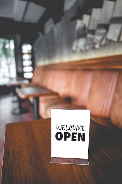 Foto kom binnen, we zijn open in café-eigenaar, open opstarten met caféwinkel