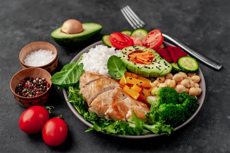 Foto kom boeddha. rijst, kipfilet, broccoli, pompoen, avocado, kikkererwten, wortelen, komkommer, bieten