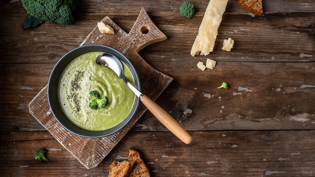 Kom broccoliroomsoep met Parmezaanse kaas en knapperige croutons