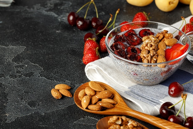 Kom chia pudding met verse bessen close-up