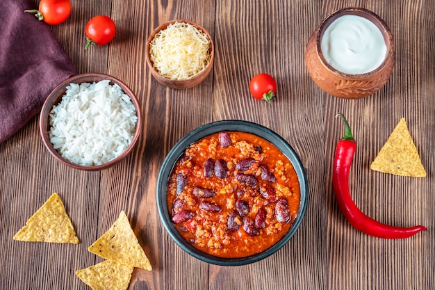 Kom chili con carne met ingrediënten