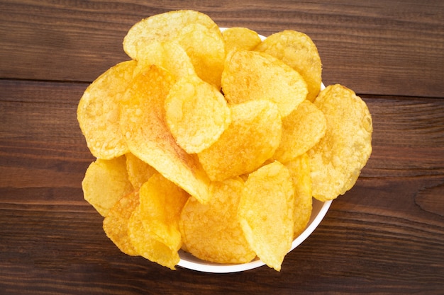 Kom chips op houten achtergrond