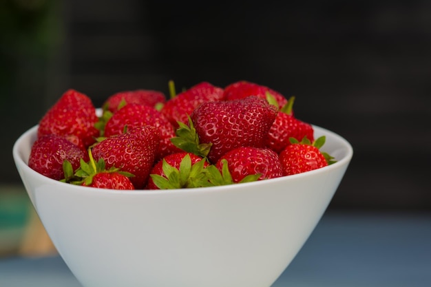 Kom gevuld met sappige sappige verse rijpe rode aardbeien