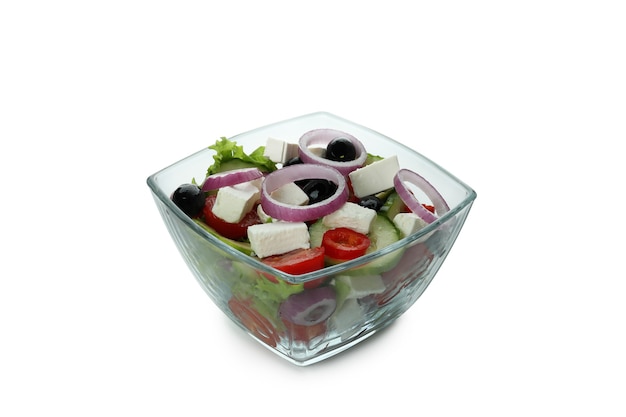 Foto kom griekse salade geïsoleerd op een witte ondergrond