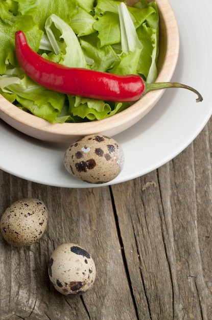 Kom groene salade met peper en eieren