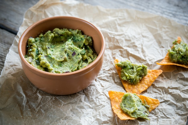 Kom guacamole met tortillachips