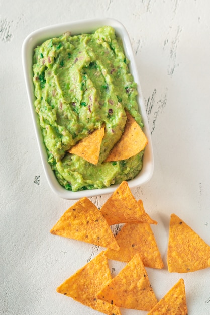 Kom guacamole met tortillachips