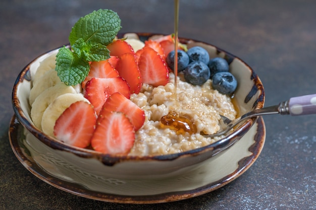 Kom heerlijke staal gesneden haver met vers fruit, honing