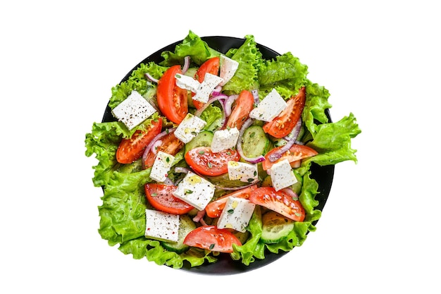Kom kant-en-klare Griekse salade die op witte achtergrond wordt geïsoleerd