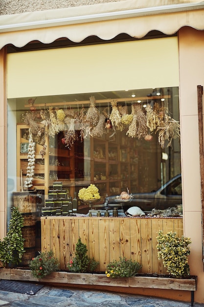 Kom langs voor iets biologisch Bijgesneden opname van een traditionele winkel