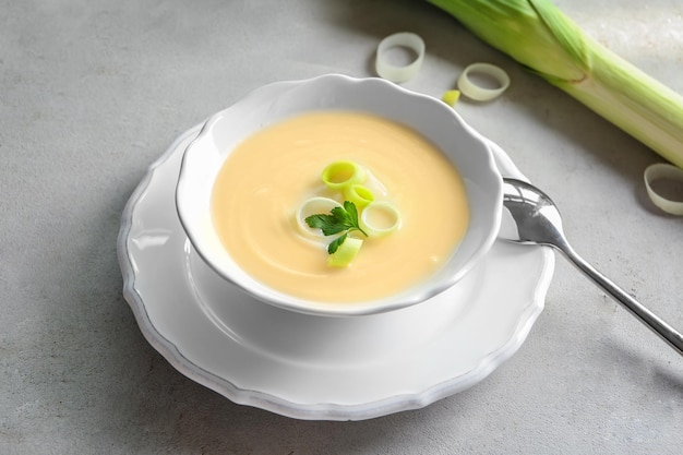 Kom lekkere aardappelsoep met prei op tafel