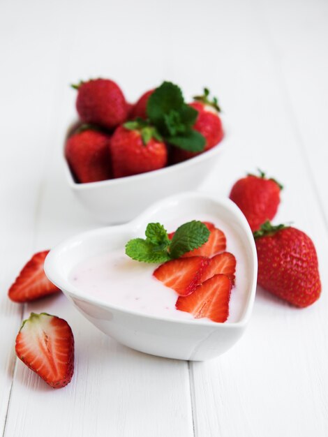 Kom met aardbeiyoghurt