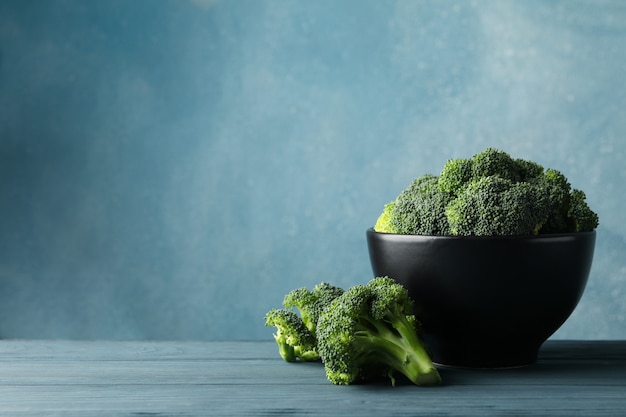 Kom met broccoli op houten tafel. gezond eten