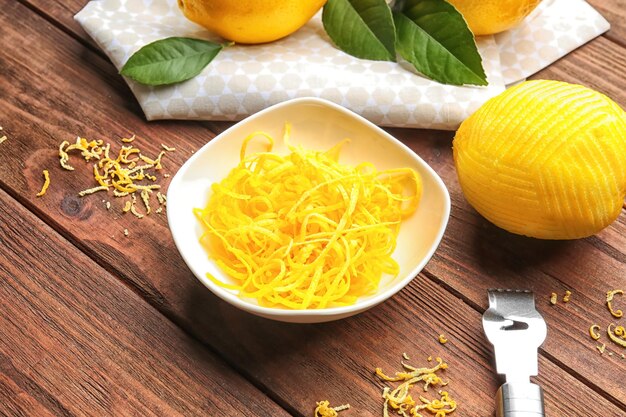 Kom met citroenschil en speciaal gereedschap op tafel