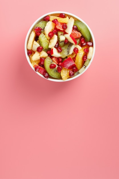 Kom met fruitsalade op roze