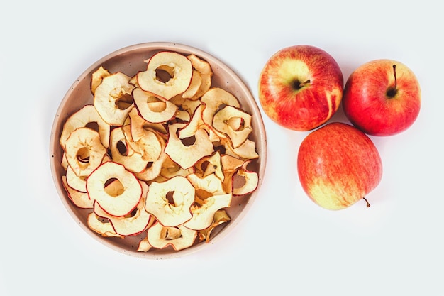 Kom met gedroogd fruit appelschijfjes chips