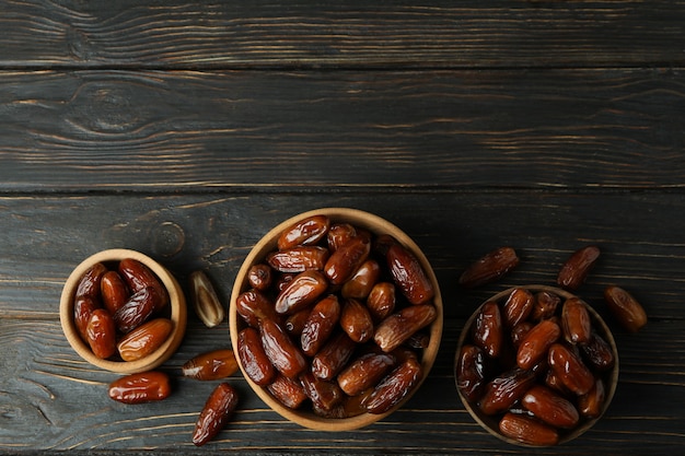 Kom met gedroogde datums op houten tafel