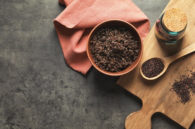 Kom met gekookte quinoa-korrels op de keukentafel