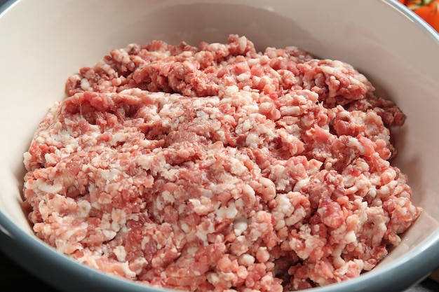 Kom met gemalen kalkoen voor heerlijke gehaktbrood close-up