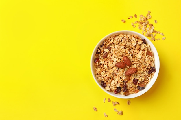 Kom met granola met geïsoleerde noten en rozijnen