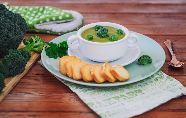 Kom met handgemaakte broccoli soep verse rauwe groene broccoli op tafel Gezonde voeding vegetariër