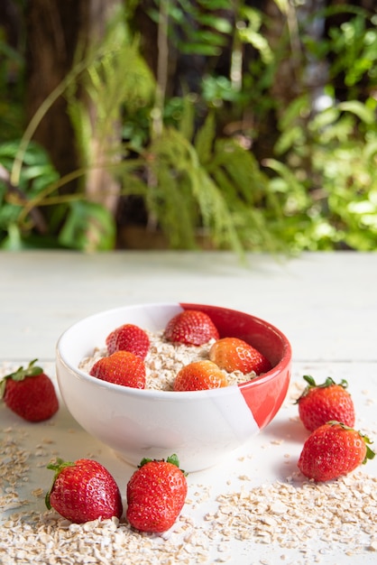 kom met havermout en aardbeien eromheen