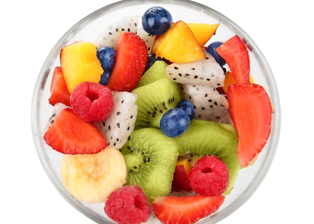Kom met heerlijke fruitsalade op witte achtergrond