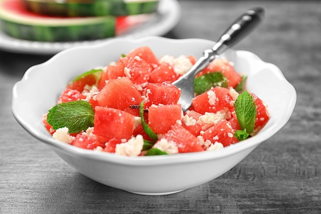 Foto kom met heerlijke watermeloensalade op tafel