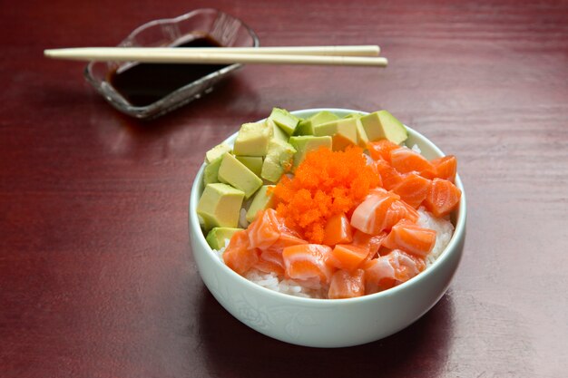 Kom met Japanse sushi, op houten tafel.