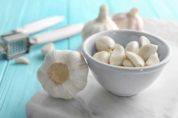 Kom met knoflookteentjes en kop aan boord