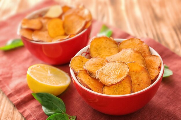 Kom met lekkere zoete aardappelchips op tafel