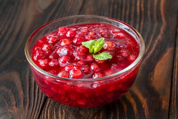 Kom met lingonberry saus.