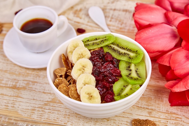 Kom met muesli en tulpenboeket boeket