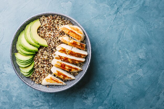 Kom met quinoa, avocado en kip