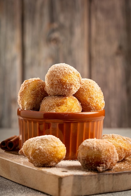 Kom met regenkoekjes In Brazilië bekend als bolinho de chuva