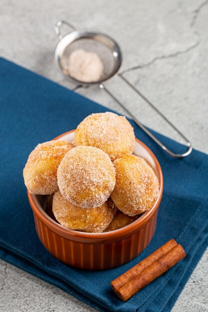 Kom met regenkoekjes In Brazilië bekend als bolinho de chuva