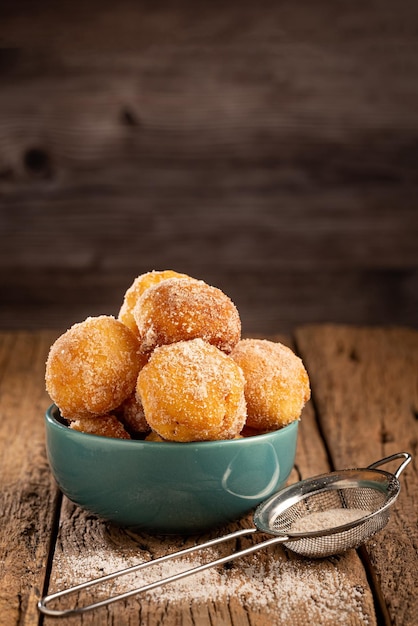 Kom met regenkoekjes In Brazilië bekend als bolinho de chuva