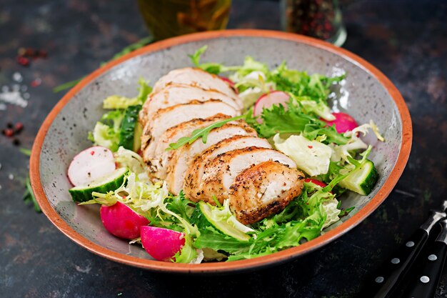 Kom met salade van verse groenten en gebakken kipfilet. Goede voeding. Dieet menu.