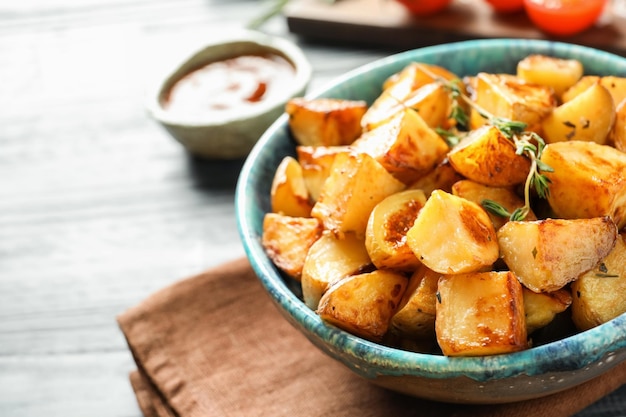 Kom met smakelijke aardappelpartjes op tafel