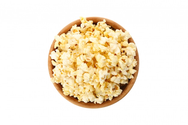Kom met smakelijke popcorn die op wit wordt geïsoleerd