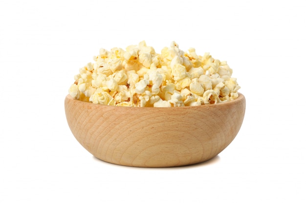 Kom met smakelijke popcorn op wit