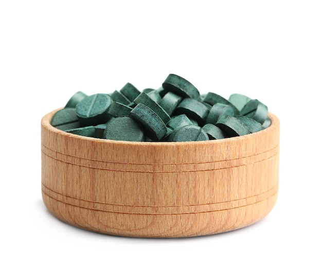 Kom met spirulina-tabletten op wit