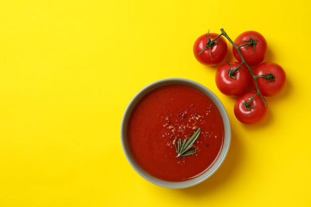 Kom met tomatensoep en tomaten